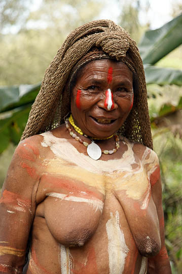 A Huli Tribe woman decorated for a singsing (cultural show), Tari 2009