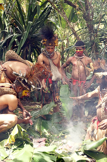 Huli Tribe wigmen prepare a Mumu (food cooked in an Earth Oven), Tari 2009