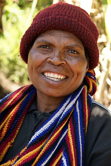 A mom with a Bilum (string bag) around her neck (carrying the baby in the previous photo), Polga 2009