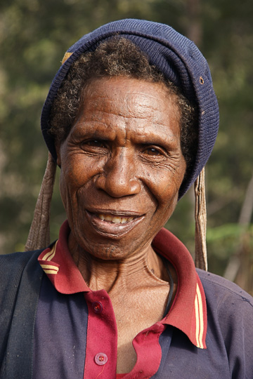 A local woman with a hat and a strap of a bag on her head, Watabung 2009