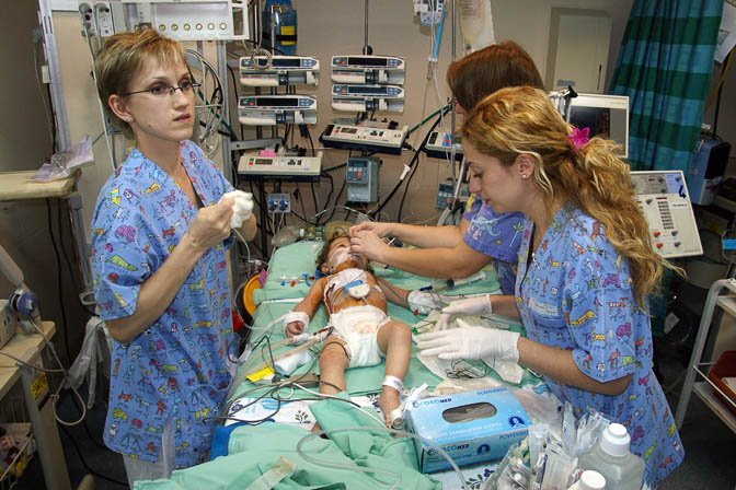 אחיות היחידה לטיפול נמרץ מטפלות במופיד מעזה, בית החולים וולפסון 2011