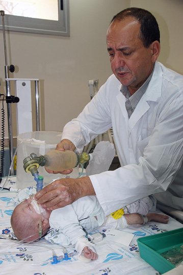 Dr. Sion Huri ventilates Mansour from Gaza, The Wolfson Hospital 2011