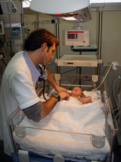 Dr. Eyal Nakash examines Mohammed from Gaza, The Wolfson Hospital 2011